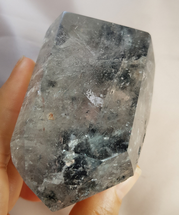 투르말리네이티드와운모형성원석