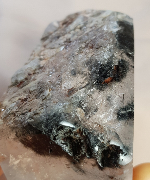 투르말리네이티드와운모형성원석