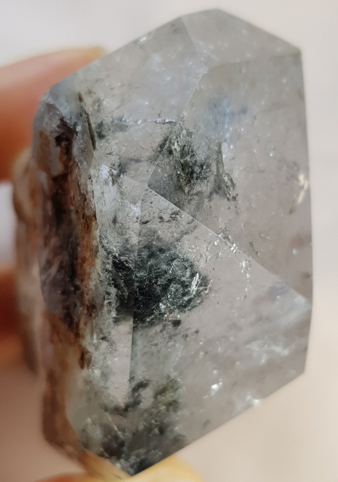 투르말리네이티드와운모형성원석