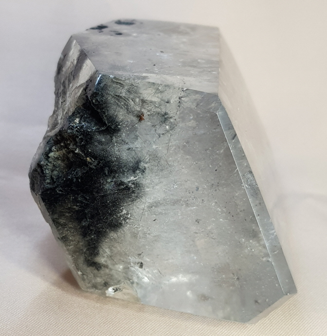 투르말리네이티드와운모형성원석