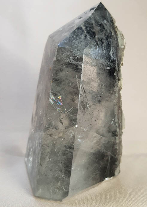 투르말리네이티드와운모형성원석