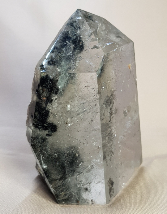 투르말리네이티드와운모형성원석