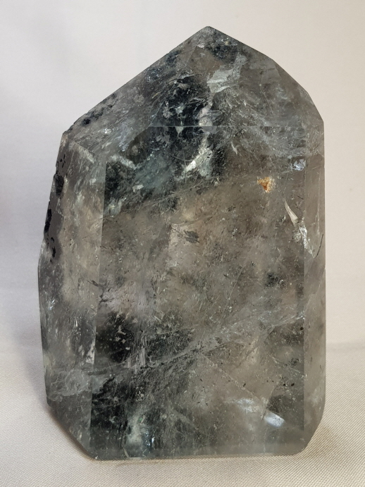 투르말리네이티드와운모형성원석